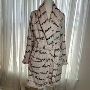 NWOT Plush Victoria’s Secret Signature Robe